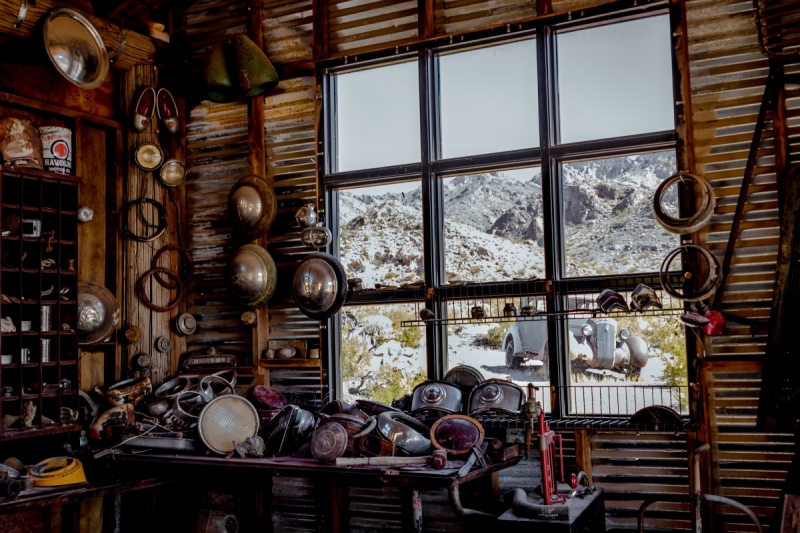 cordonnerie-ENTRECASTEAUX-min_shop_window_part_junk_abandoned-138873